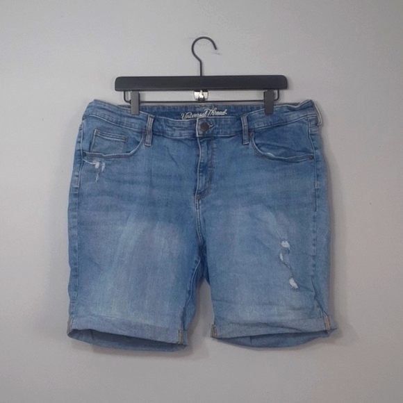 Universal Thread Lightwash Plus Size Rolled Hem Shorts - Picture 2 of 10